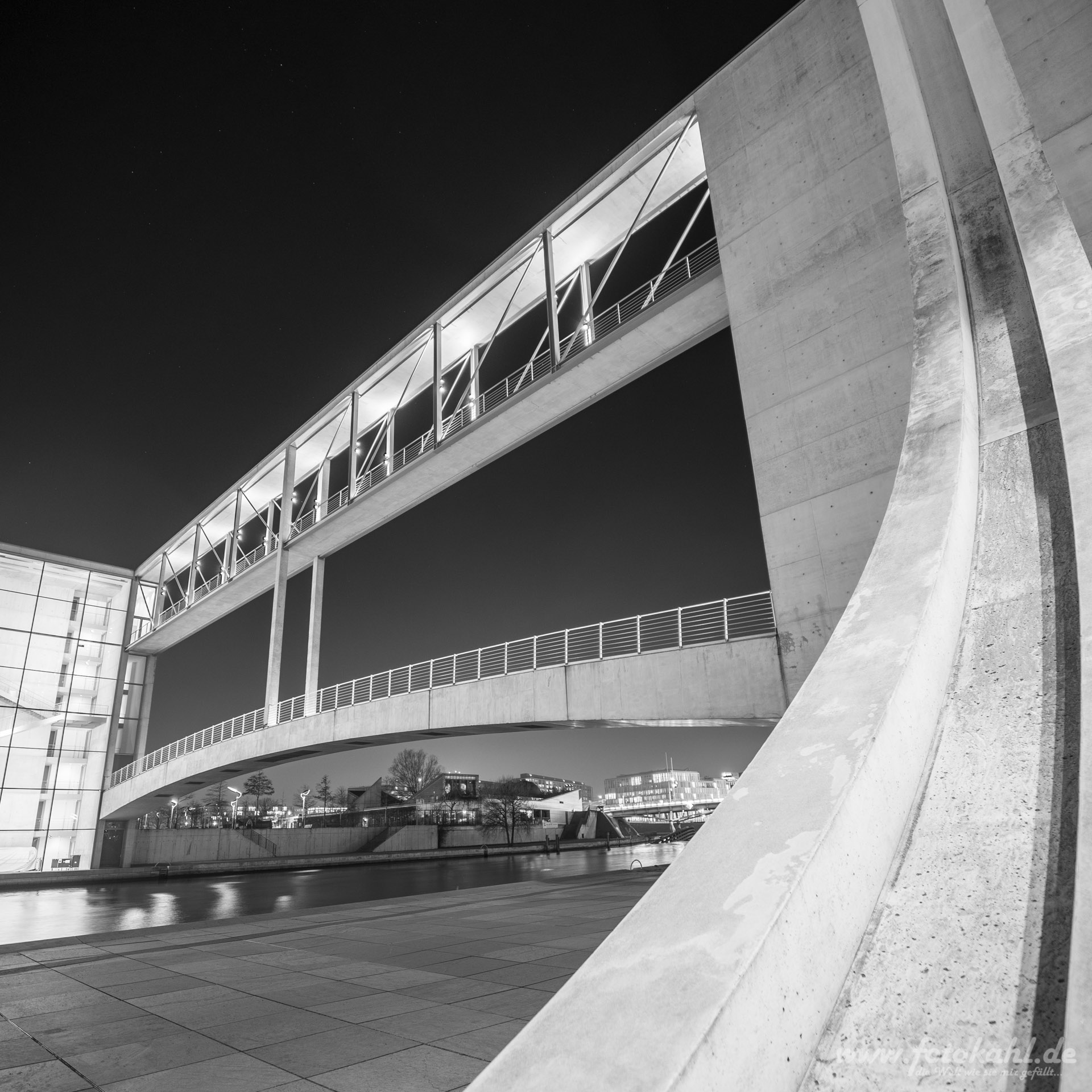 Die Brücke über die Sprre zwischen dem Paul-Löbe-Haus und dem Marie-Elisabeth-Lüders-Haus