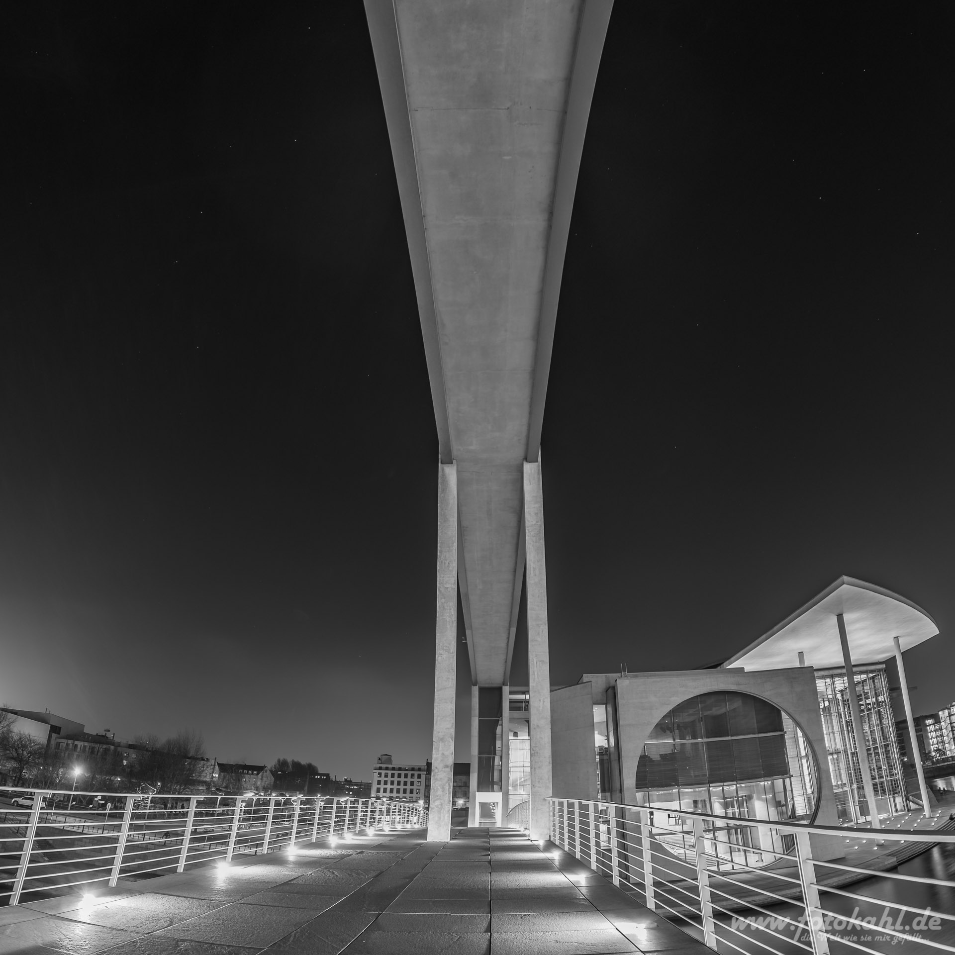 Brücke über die Spree zum Marie-Elisabeth-Lüders-Haus