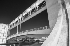 Die Brücke über die Sprre zwischen dem Paul-Löbe-Haus und dem Marie-Elisabeth-Lüders-Haus