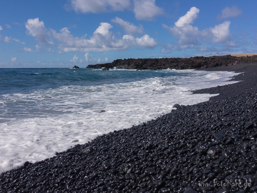 La Palma - 16 ... mit schwarzem Vulkangestein/Sandstrand