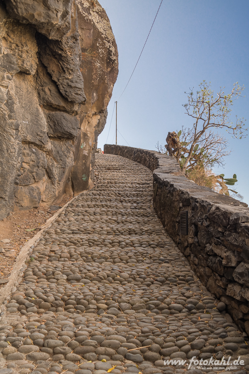 Typische Wege auf Madeira. Halb Treppe halb Rampe.
