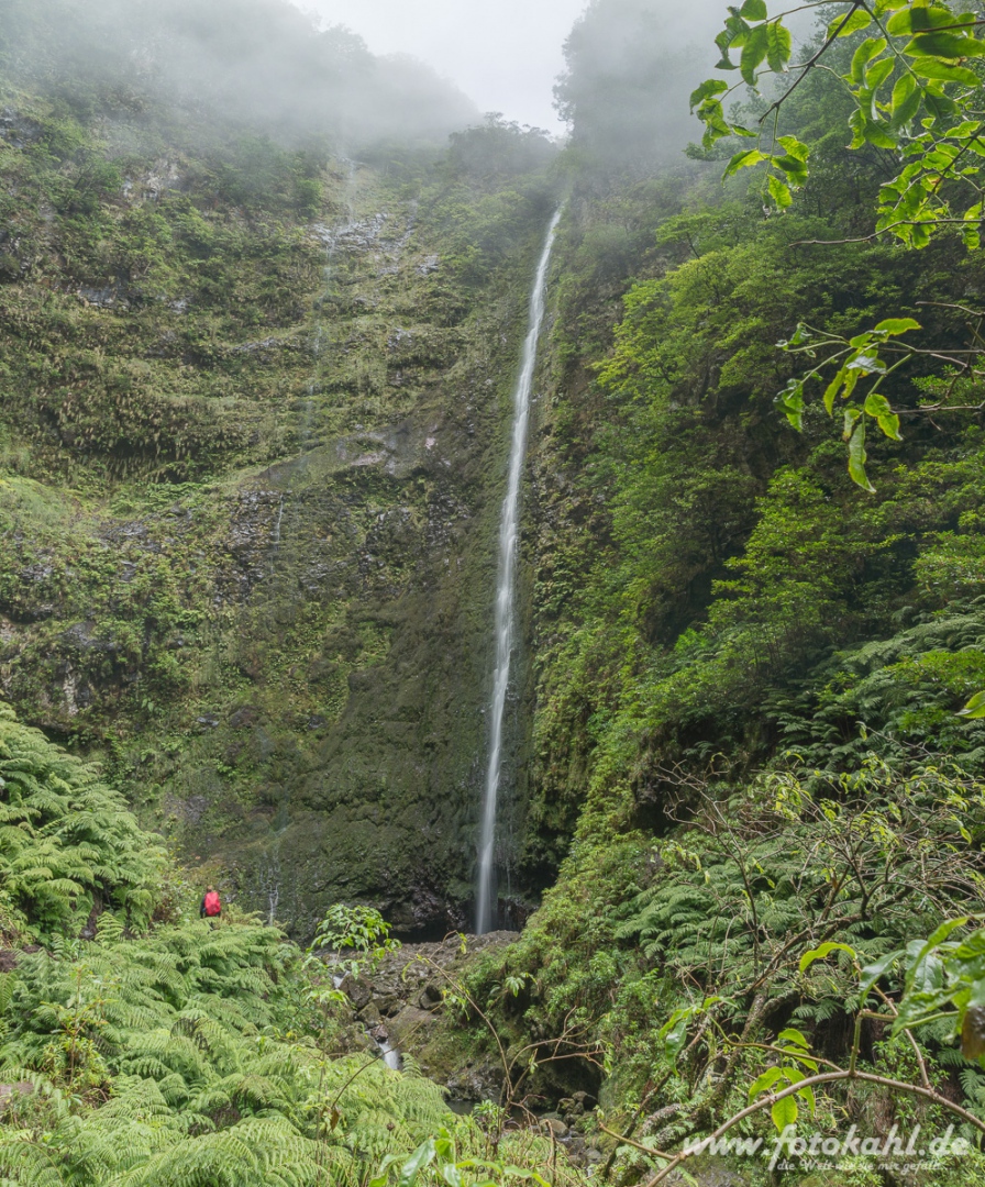 ... am Ende des Weges dieser 50m Wasserfall.